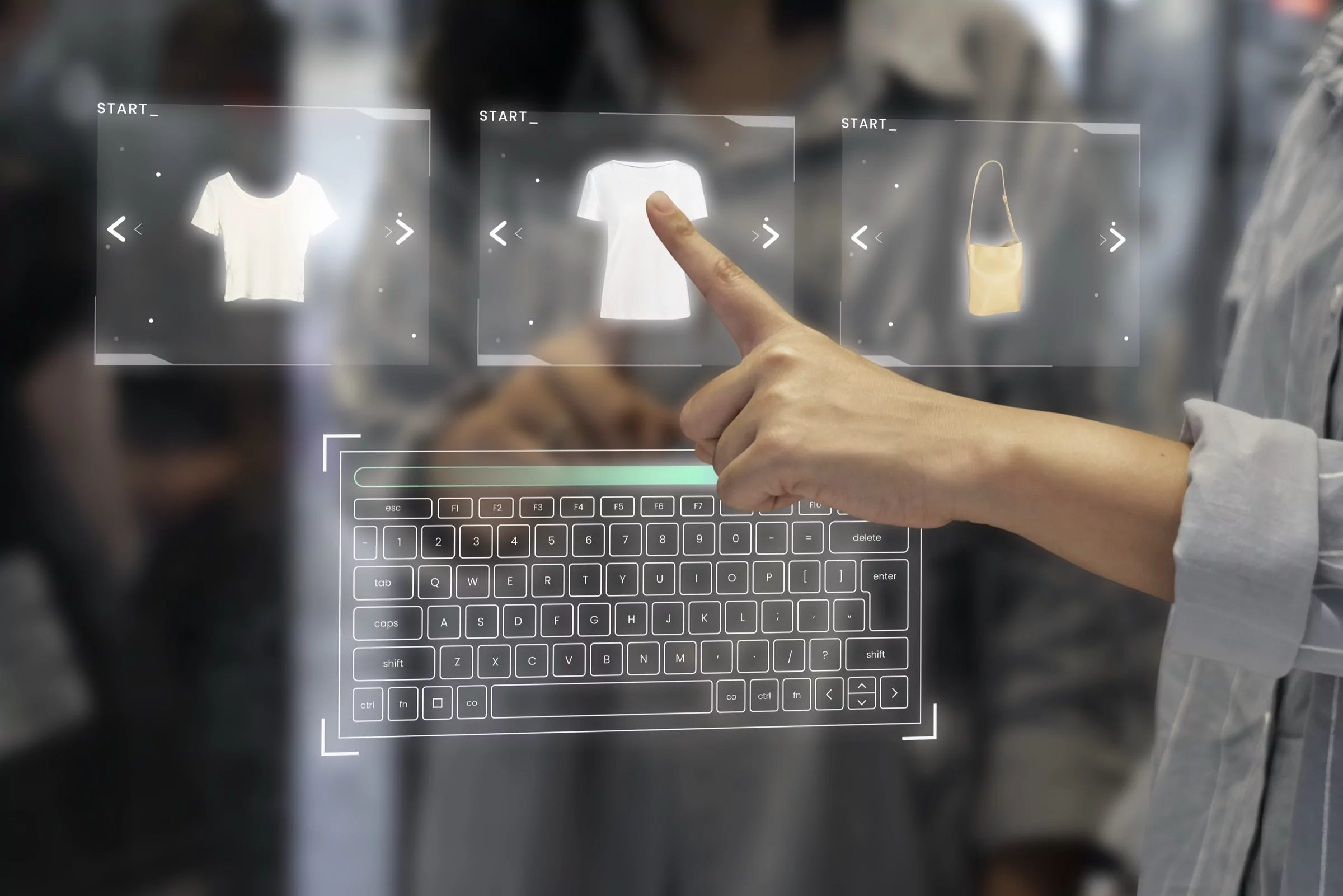 Właścicielka sklepu internetowego sprawdza dane produktów na laptopie przy biurku z paczkami