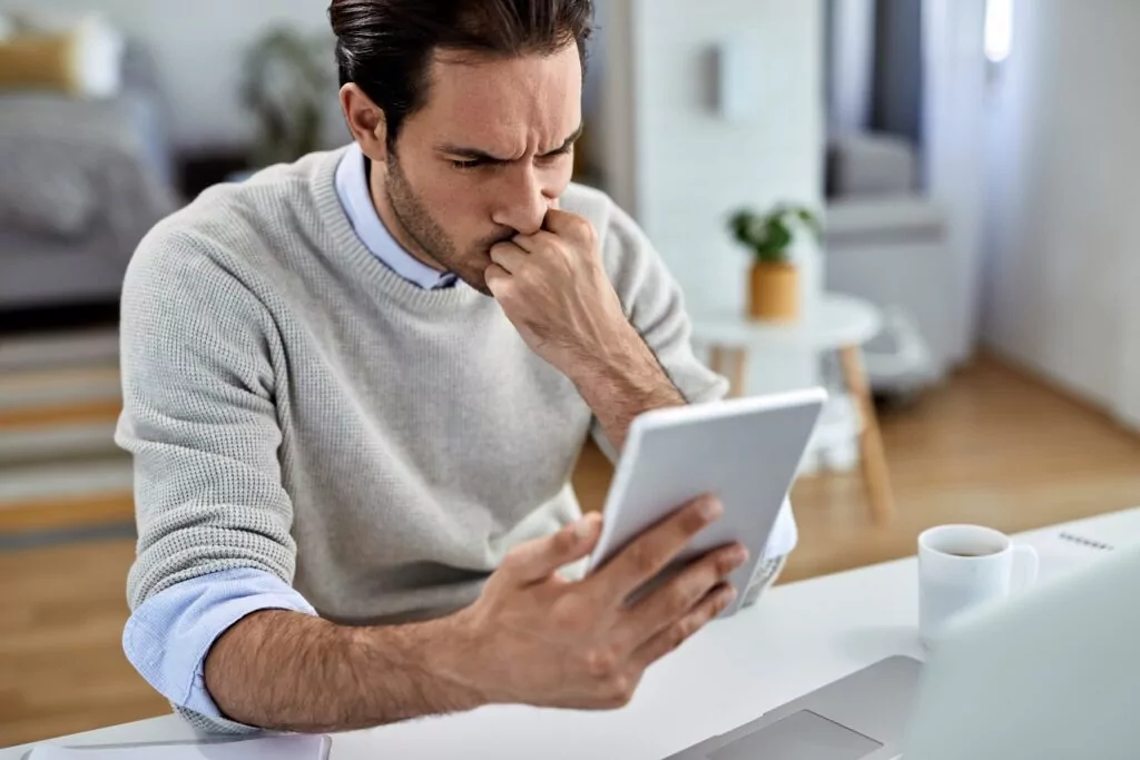 Osoba finalizuje zakupy w sklepie internetowym na smartfonie