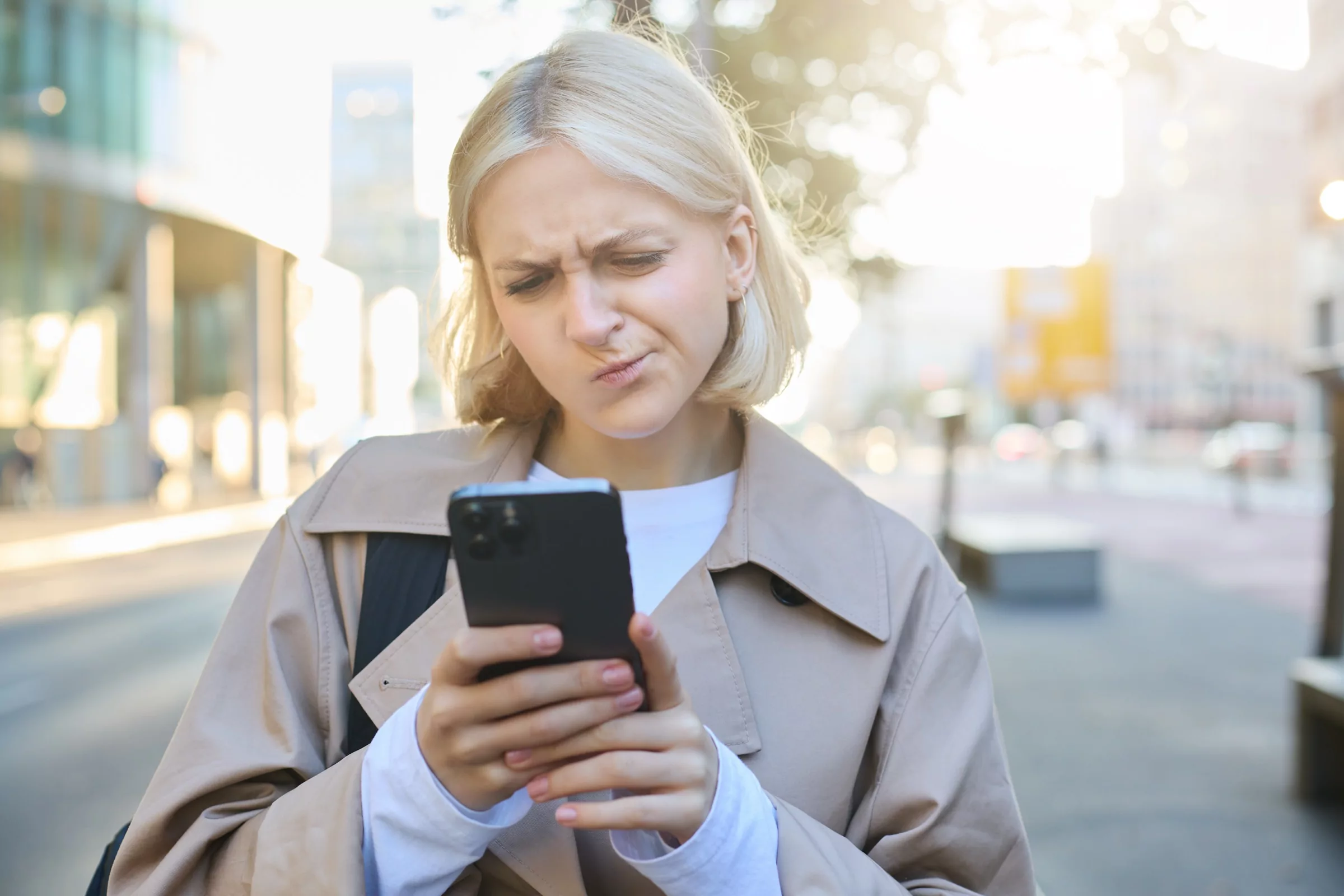 Dłonie trzymające smartfon podczas zakupów w sklepie internetowym