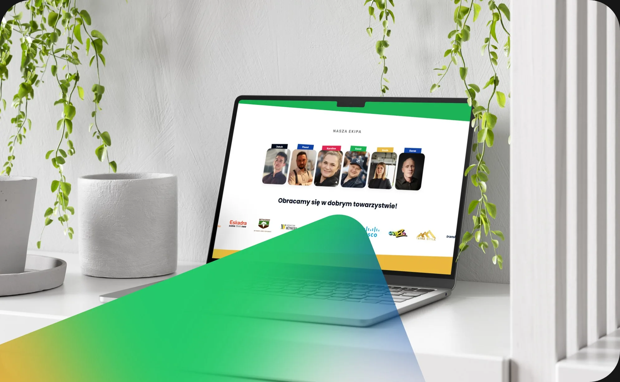 Fun360 - sekcja z zespołem i logotypami klientów na laptopie