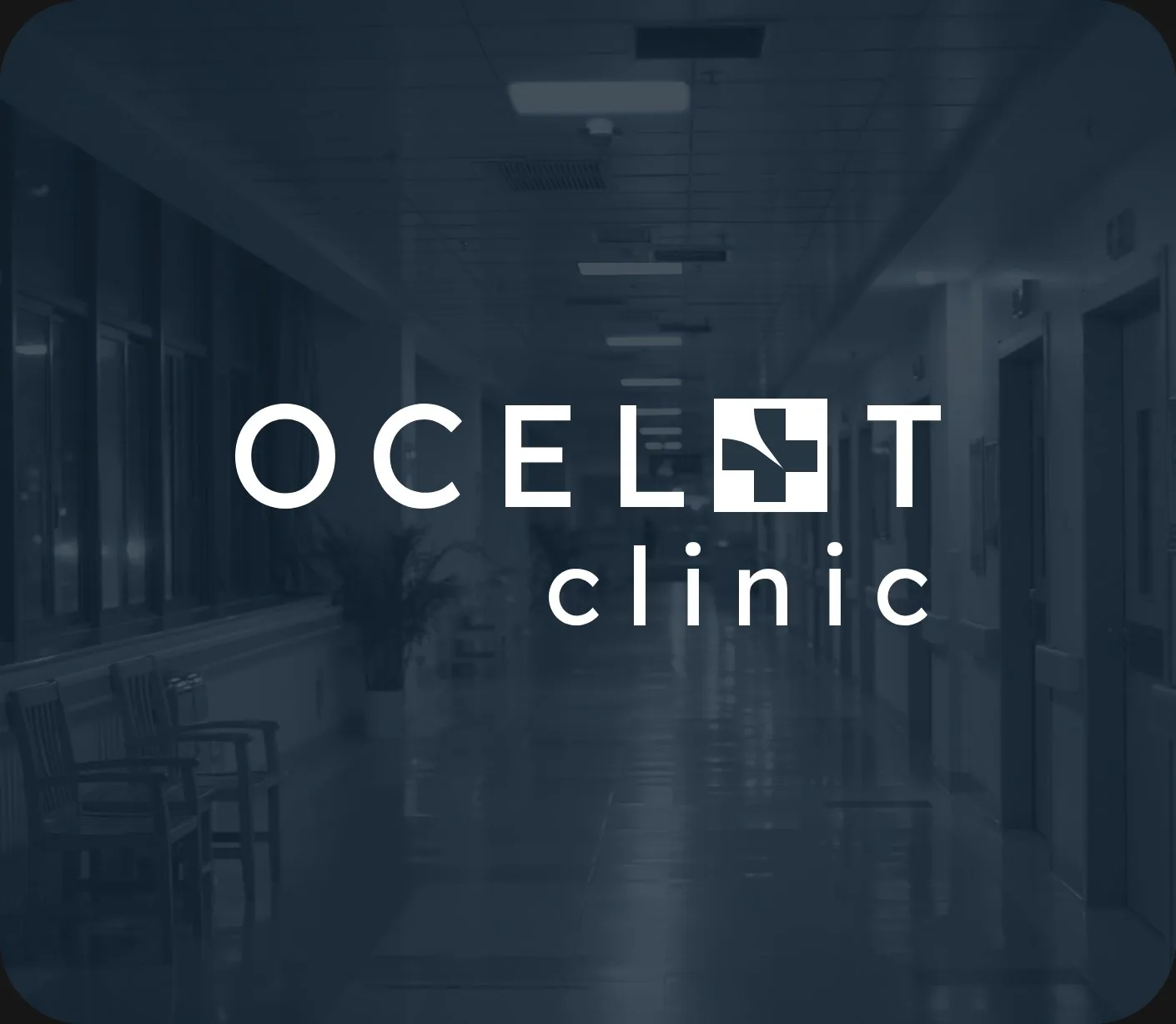 Ocelot Clinic - logo na tle przyciemnionego korytarza kliniki